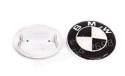 Эмблема БМВ черно-белая на капот / багажник EM.BMW.82.hood.bk