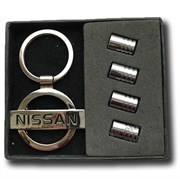 Подарочный набор Ниссан брелок и комплект ниппелей на диск set.nissan.k+cap